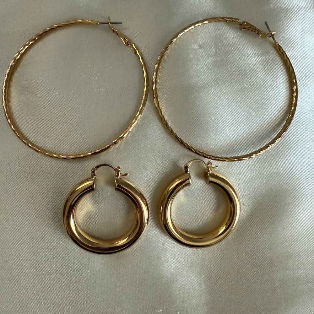 Bundle of 2 gold hoop earrings